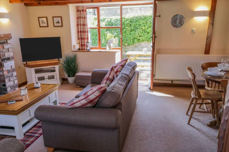 DANBY COTTAGE, family friendly, character holiday cottage in Ruswarp