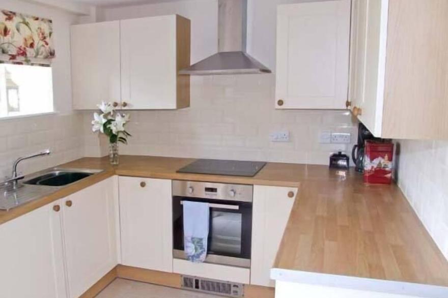 HOLLINS WOOD BOTHY, luxury holiday cottage, with open fire in Wortley