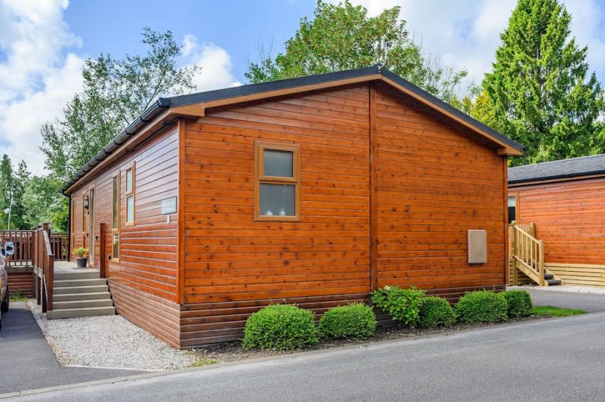 CLAIFE VIEW LODGE, luxury holiday cottage in Troutbeck Bridge