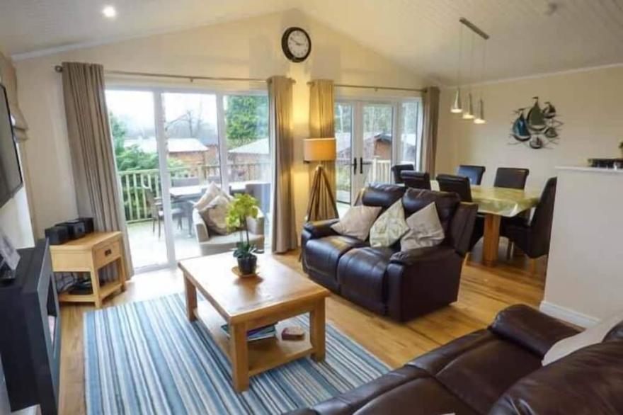 CLAIFE VIEW LODGE, luxury holiday cottage in Troutbeck Bridge