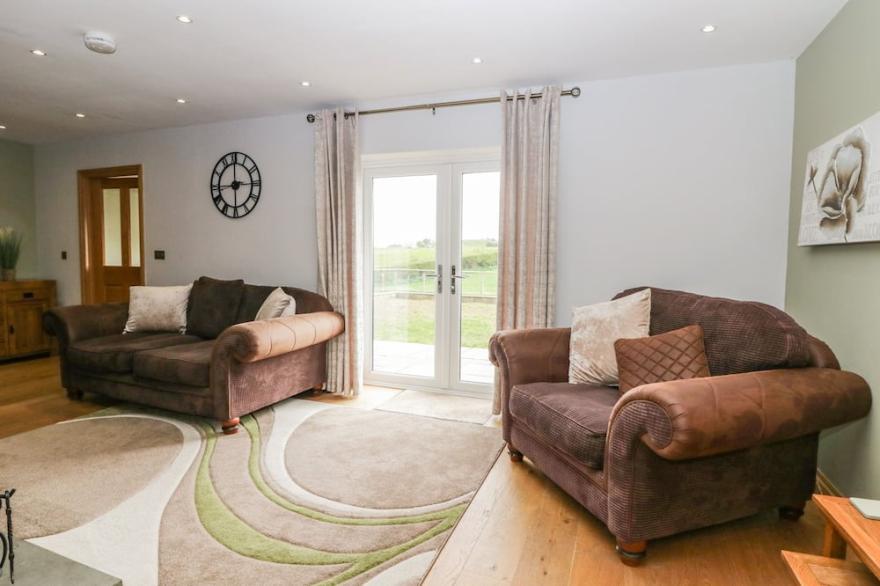 PRIMROSE COTTAGE, family friendly, with hot tub in Aldingham