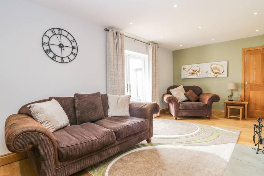 PRIMROSE COTTAGE, family friendly, with hot tub in Aldingham