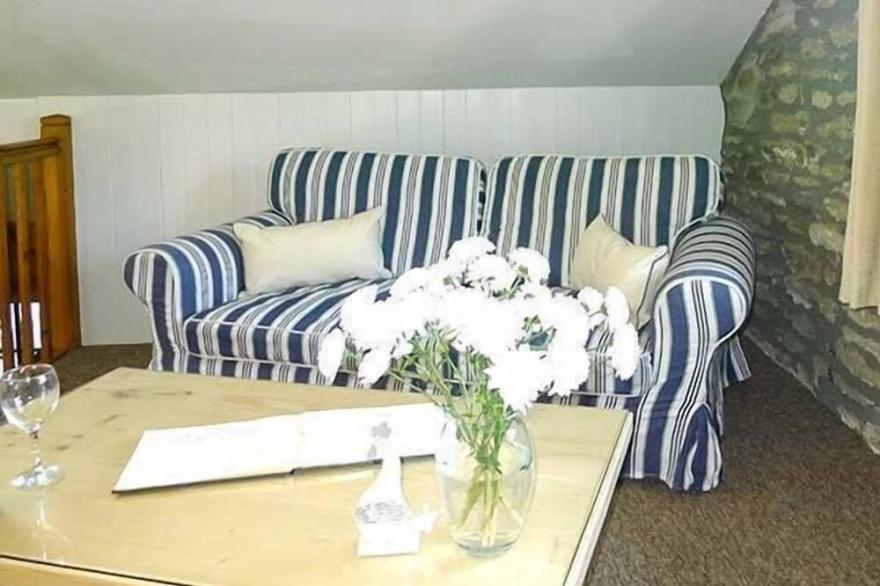 DOVE COTTAGE, romantic, with hot tub in Camelford