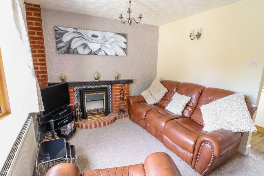 BRAMBLE GRANGE, family friendly, with hot tub in Overseal