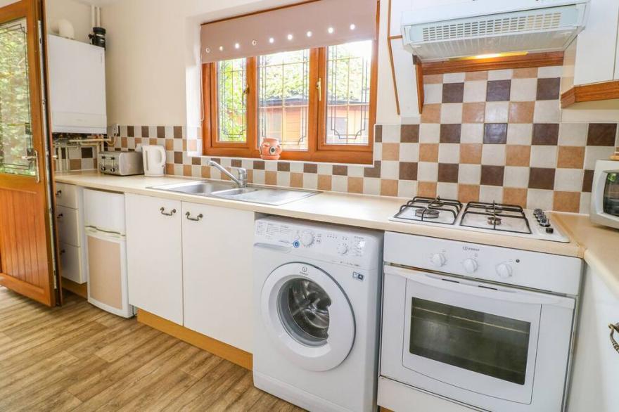 BRAMBLE GRANGE, family friendly, with hot tub in Overseal