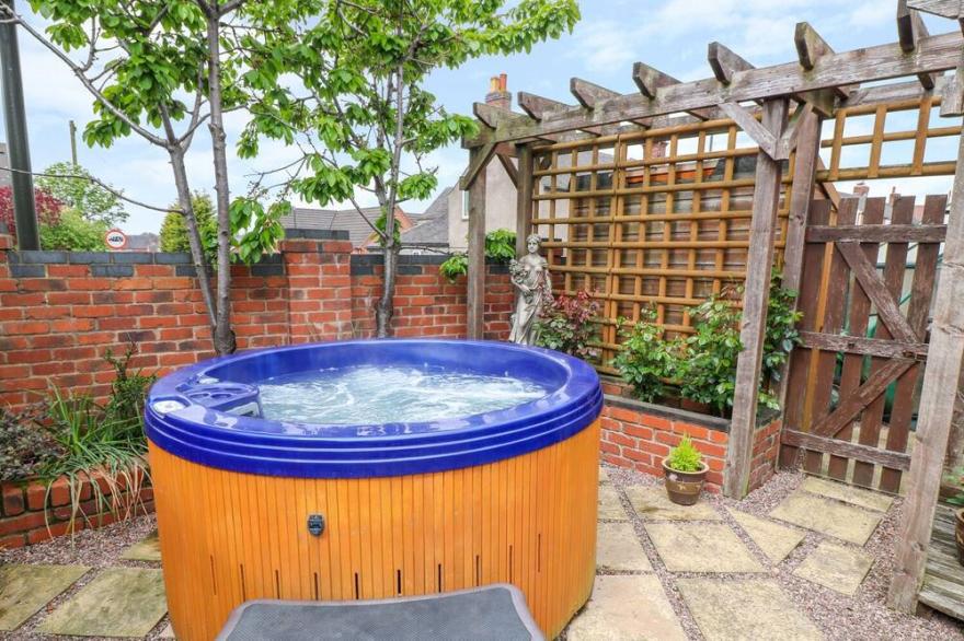 BRAMBLE GRANGE, family friendly, with hot tub in Overseal