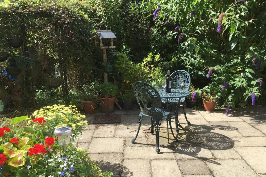 THE OLD CIDER HOUSE, character holiday cottage in Prestbury