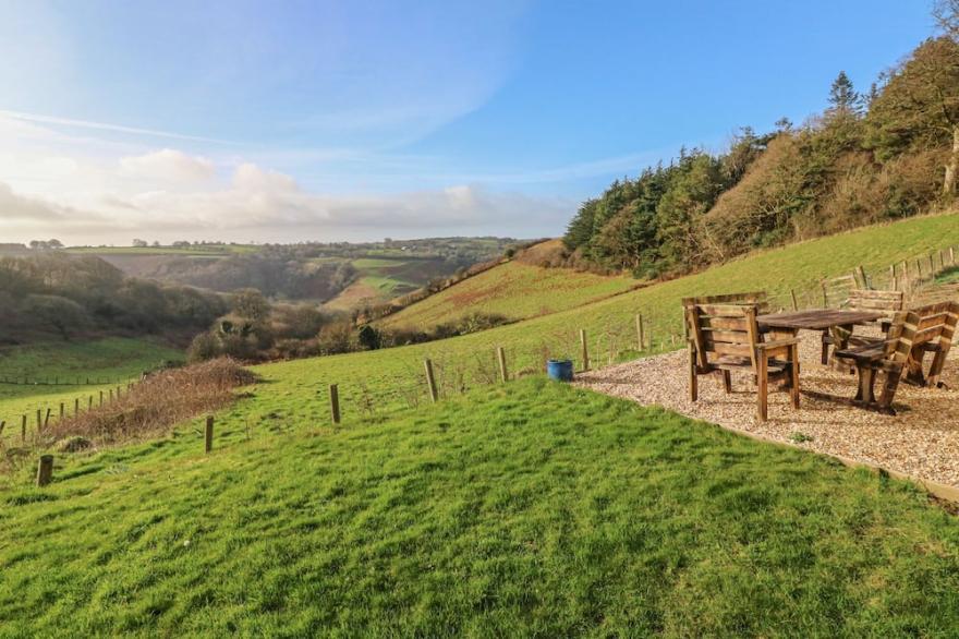THE BYRE, family friendly, character holiday cottage in Combe Martin