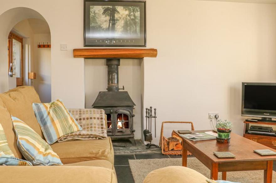 THE BYRE, family friendly, character holiday cottage in Combe Martin