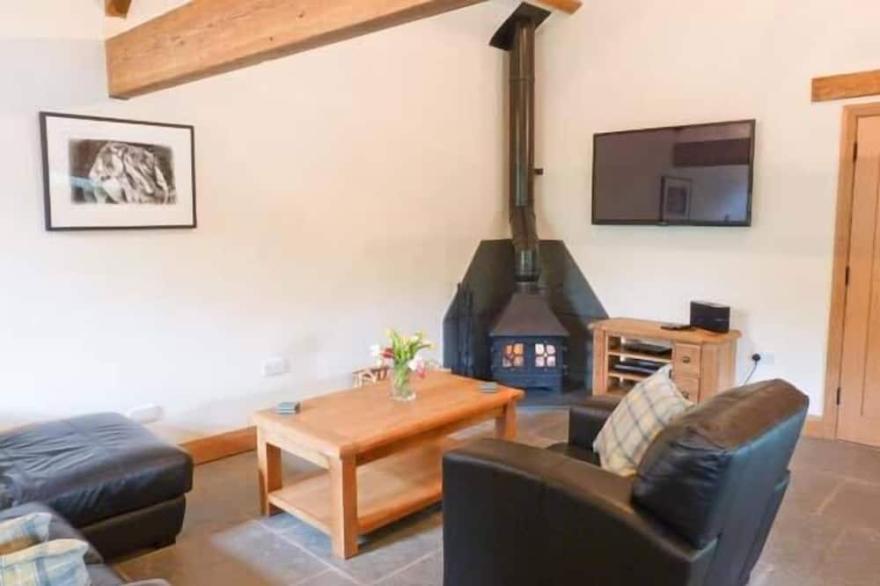 YEW TREE COTTAGE, pet friendly, luxury holiday cottage in Torver