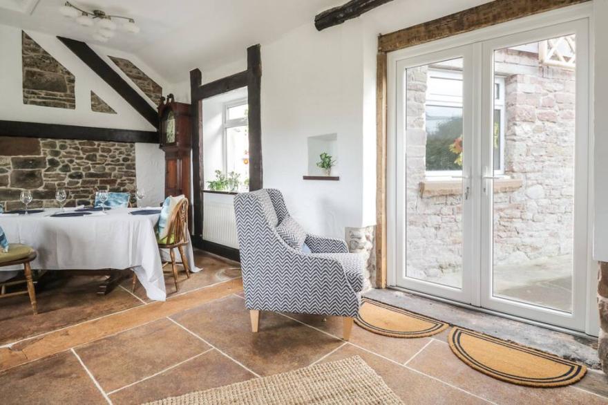 SMITHY COTTAGE, family friendly, character holiday cottage in Dalston