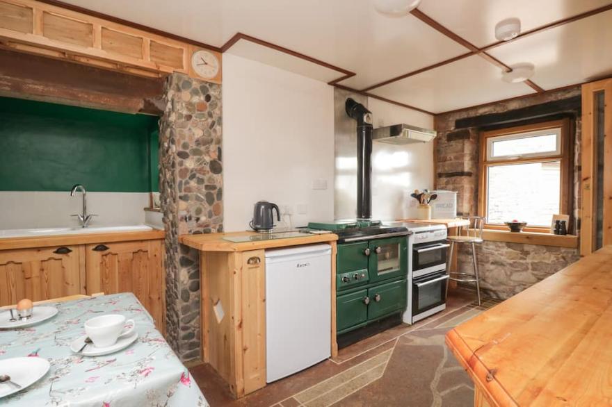 SMITHY COTTAGE, family friendly, character holiday cottage in Dalston