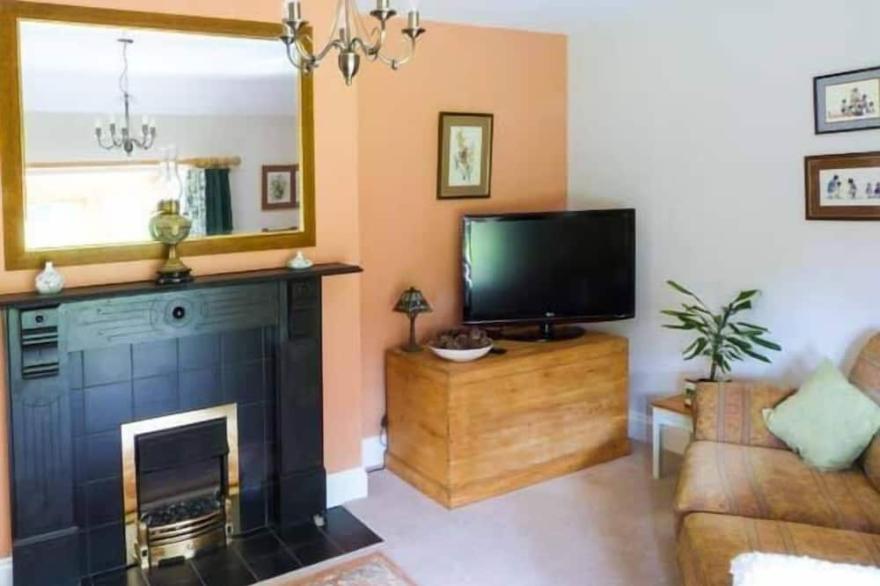 PLUM TREE COTTAGE, pet friendly, with a garden in Castleton