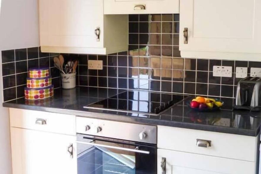 PLUM TREE COTTAGE, pet friendly, with a garden in Castleton