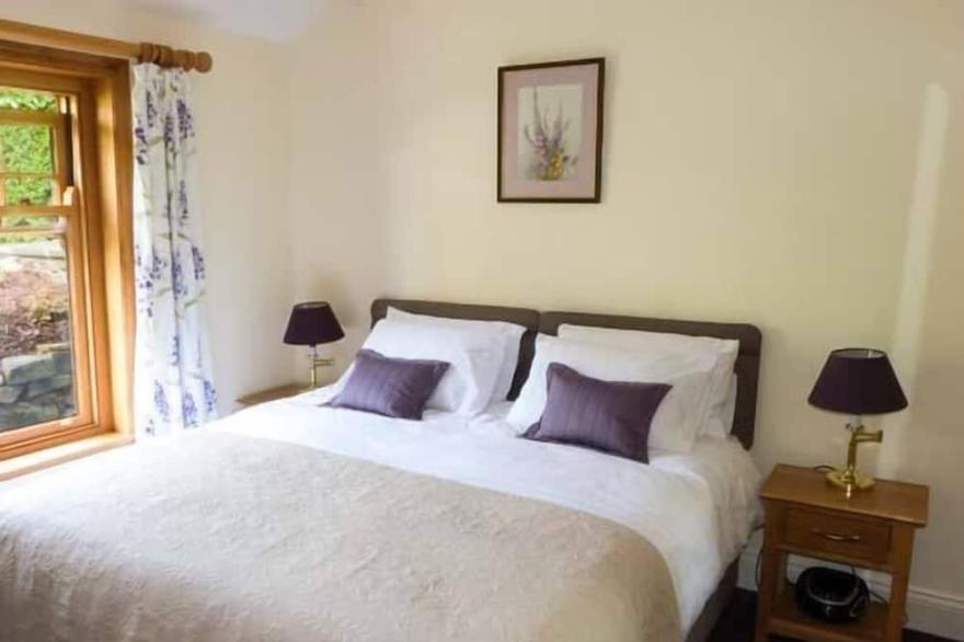 PLUM TREE COTTAGE, pet friendly, with a garden in Castleton
