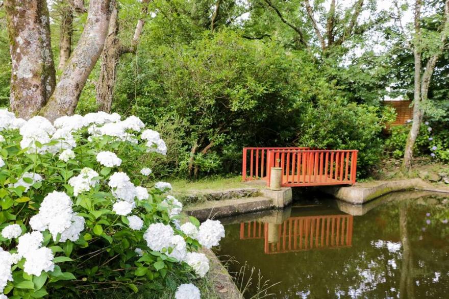 THE COTTAGE AT WYLAN HALL, pet friendly in Beaumaris