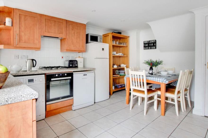 Hideaway Cottage - Three Bedroom House, Sleeps 6