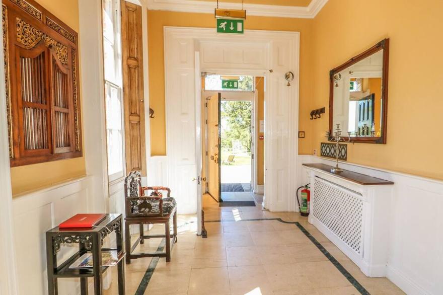 TEULONS HALL, pet friendly, character holiday cottage in Spilsby