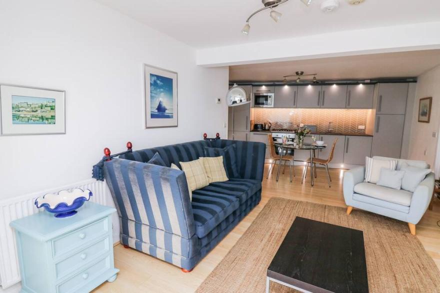 THE MUSHROOM HOUSE, country holiday cottage, with a garden in Tenby