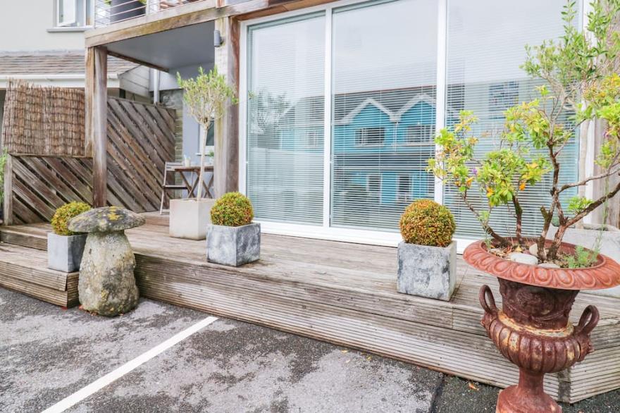 THE MUSHROOM HOUSE, country holiday cottage, with a garden in Tenby