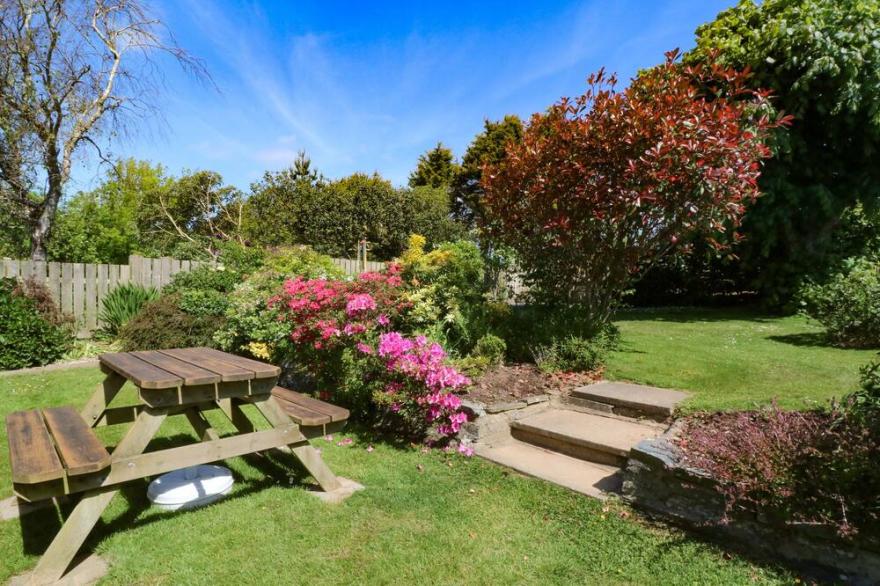 HARLYN, pet friendly, character holiday cottage in Mevagissey