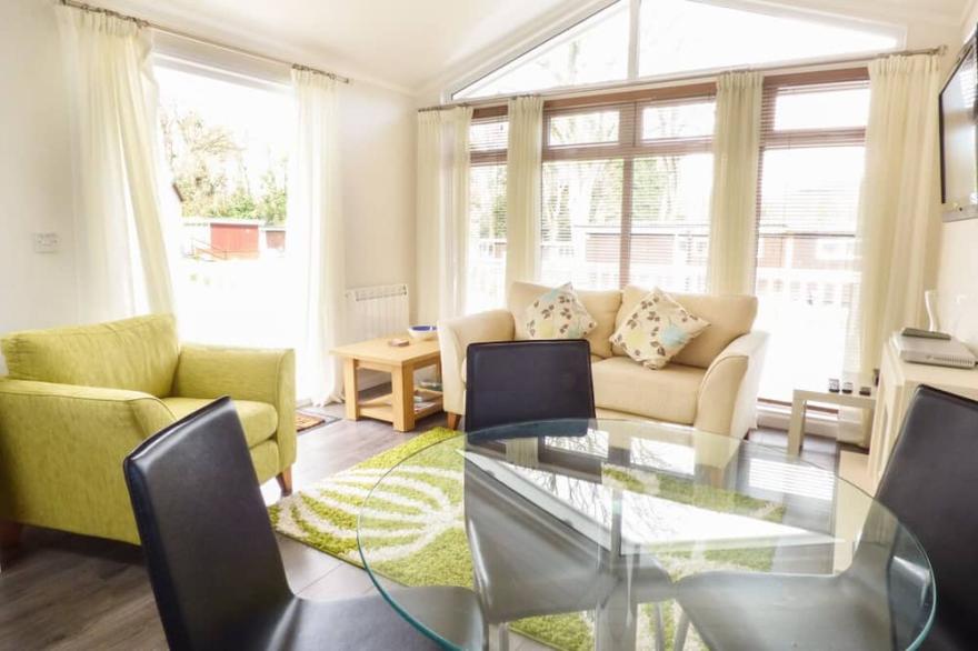 LODGE 6, pet friendly, with a garden in Llanarth