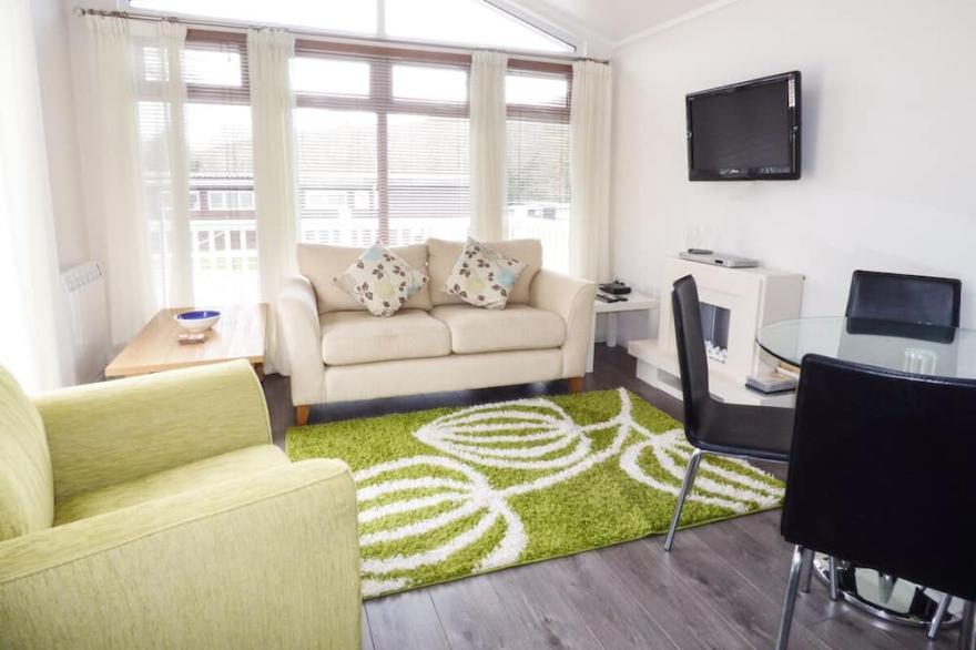 LODGE 6, pet friendly, with a garden in Llanarth