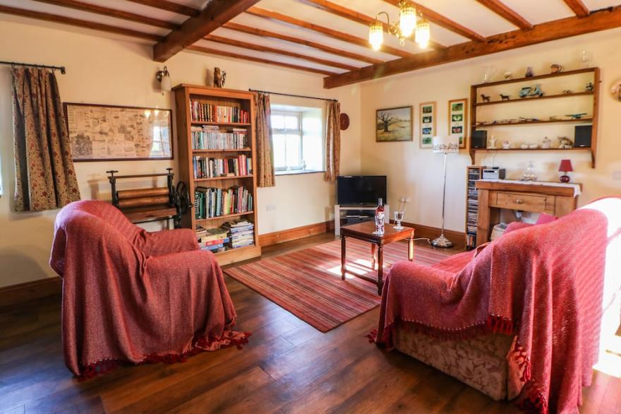 CHERRY TREE COTTAGE, pet friendly, with a garden in Soulby