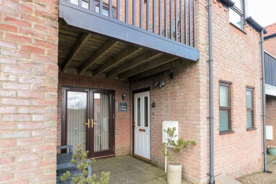 GROVE COTTAGE, pet friendly, with a garden in Whitby