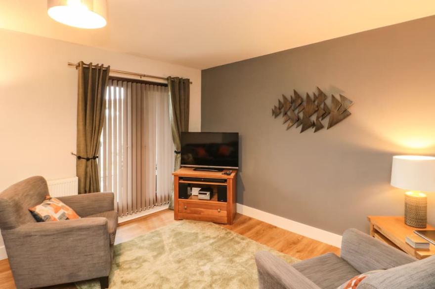 GROVE COTTAGE, pet friendly, with a garden in Whitby