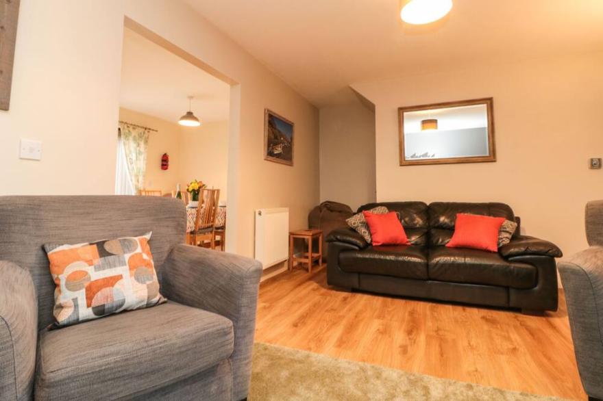 GROVE COTTAGE, pet friendly, with a garden in Whitby