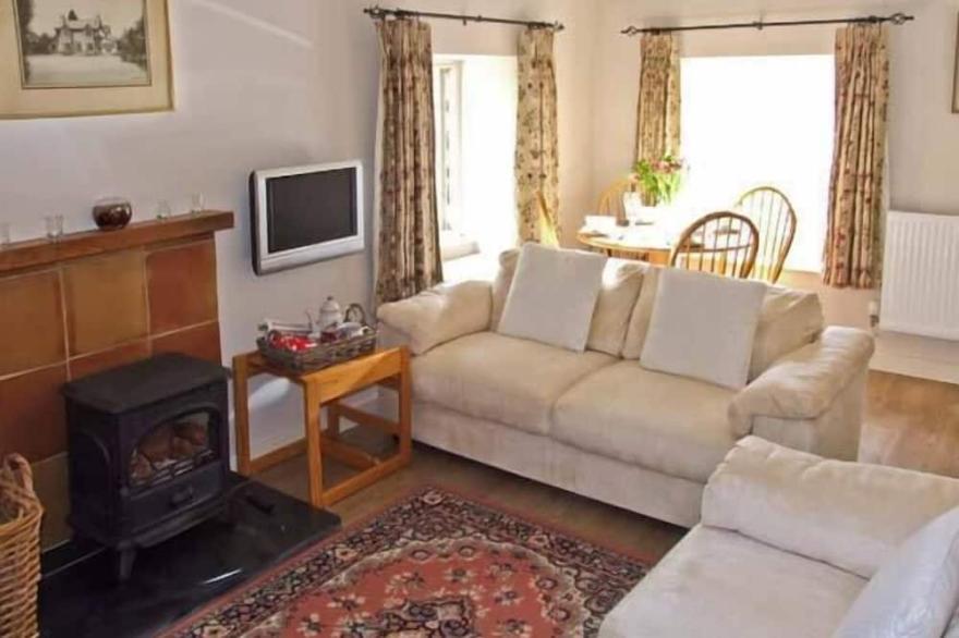 THE GENERALS COTTAGE, family friendly, with open fire in Penallt