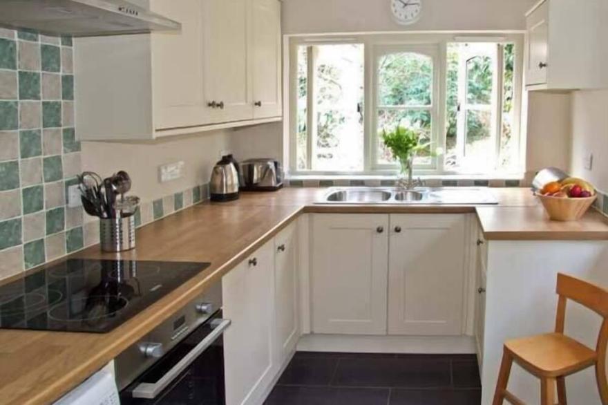 THE GENERALS COTTAGE, family friendly, with open fire in Penallt