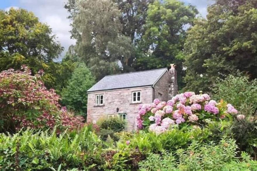 THE GENERALS COTTAGE, family friendly, with open fire in Penallt