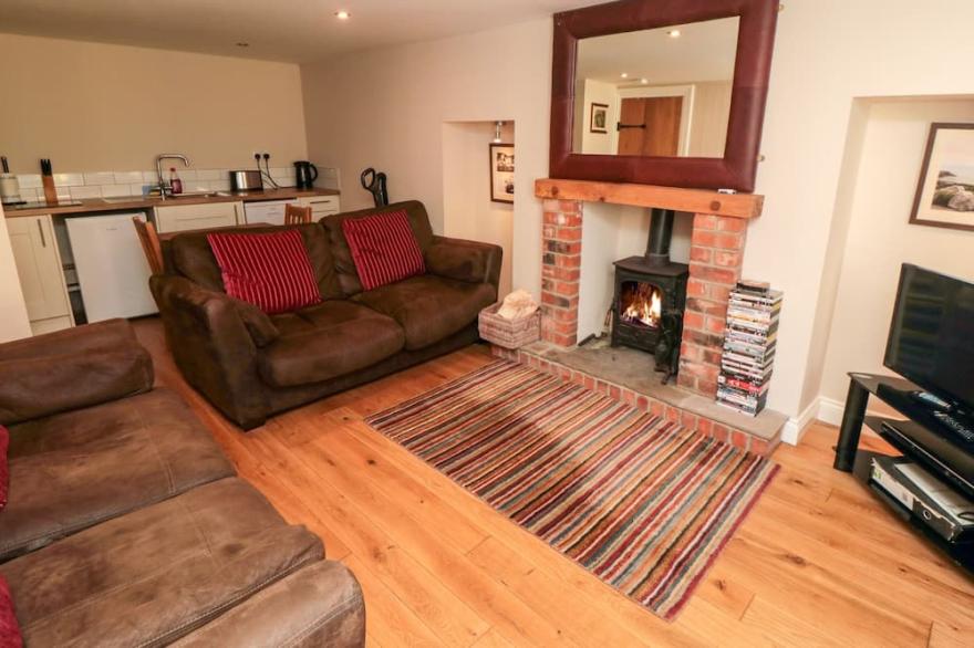 GRIMES NOOK, pet friendly, character holiday cottage in Staithes
