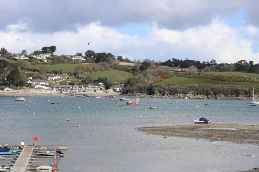 BOLITHO'S RETREAT, pet friendly, with a garden in Helston