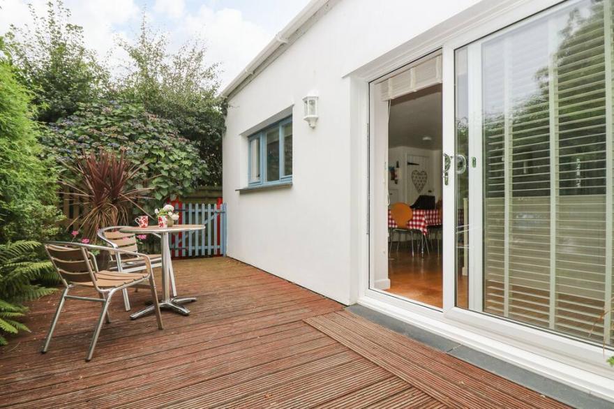 BOLITHO'S RETREAT, pet friendly, with a garden in Helston