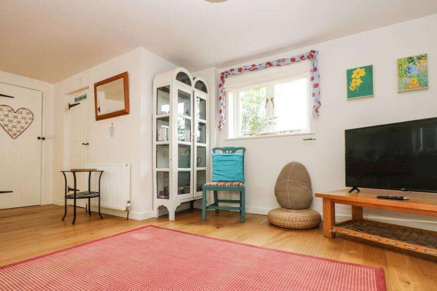 BOLITHO'S RETREAT, pet friendly, with a garden in Helston