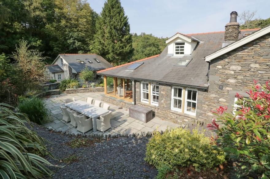 BOBBIN MILL COTTAGE, family friendly, with open fire in Lakeside