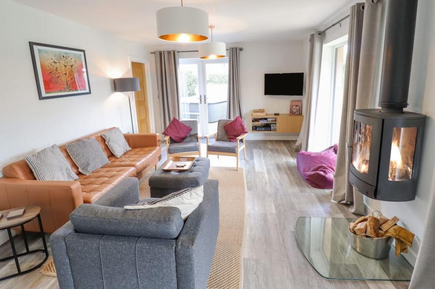 LILY-PAD LODGE, family friendly, with hot tub in Thorpe-On-The-Hill