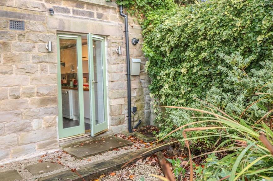 THE GARDEN FLAT, family friendly, with a garden in Buxton