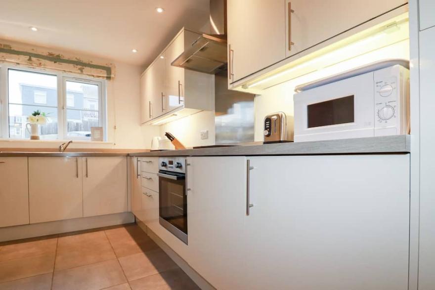 4 TREVANSON MEWS, pet friendly, country holiday cottage in Newquay