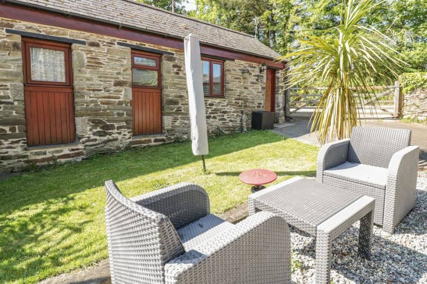 COSY COTTAGE, with a garden in Dobwalls