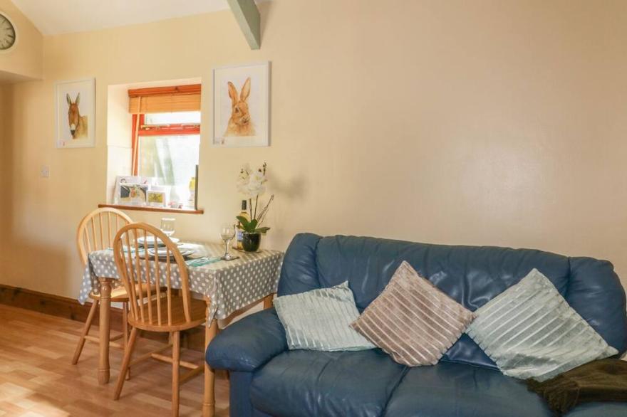 COSY COTTAGE, with a garden in Dobwalls