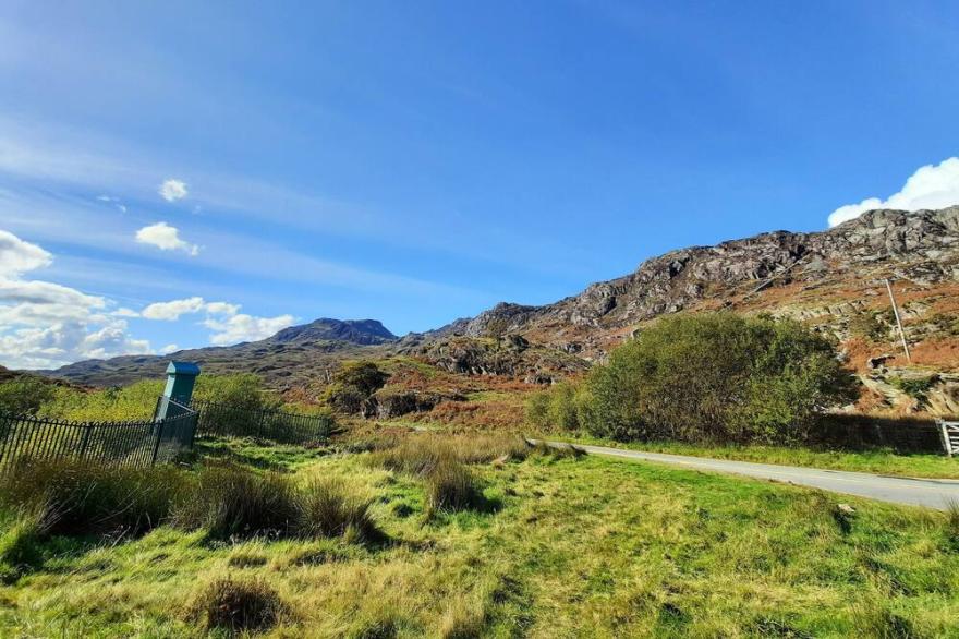 BWTHYN GER AFON (RIVERPLACE COTTAGE), pet friendly in Tanygrisiau