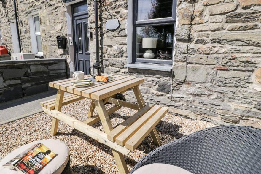 BWTHYN GER AFON (RIVERPLACE COTTAGE), pet friendly in Tanygrisiau
