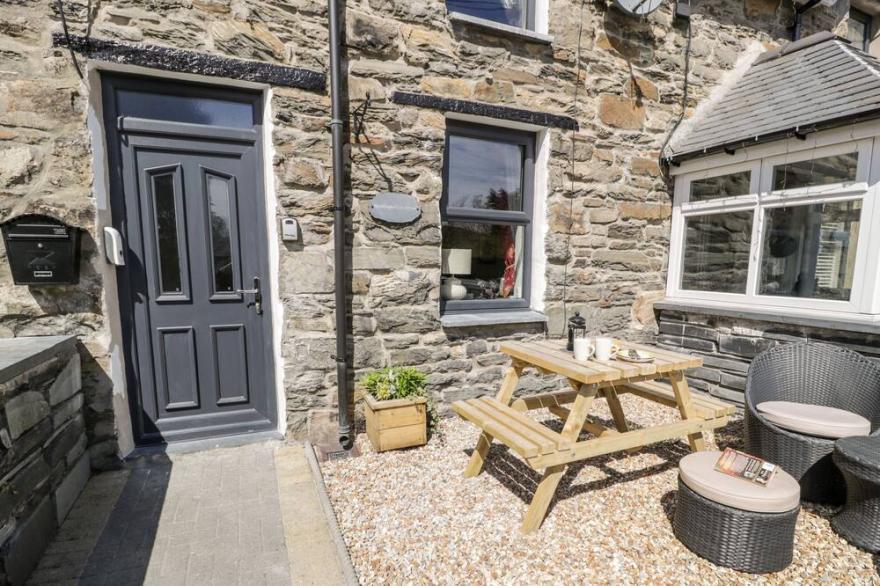 BWTHYN GER AFON (RIVERPLACE COTTAGE), pet friendly in Tanygrisiau