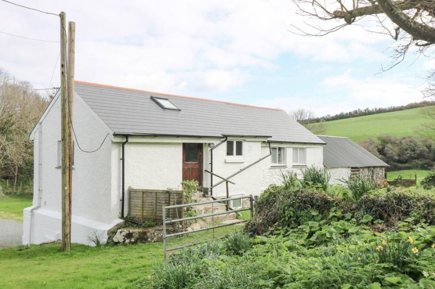 TREGITHEY BARN, family friendly, with open fire in Manaccan