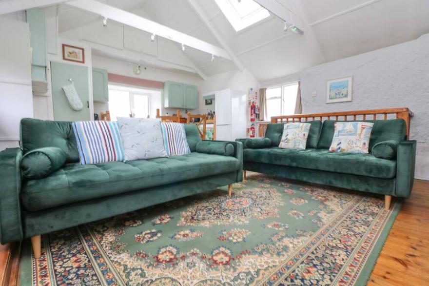 TREGITHEY BARN, family friendly, with open fire in Manaccan