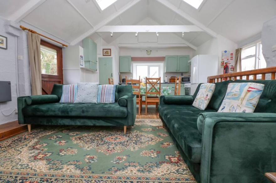 TREGITHEY BARN, family friendly, with open fire in Manaccan